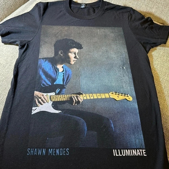 shawn Mendes illuminate concert tour black tshirt size small short sleeve - Picture 2 of 3
